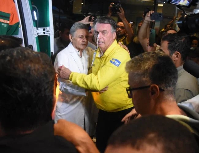 Após sentir fortes dores, Bolsonaro é internado e passa por procedimento delicado no abdome