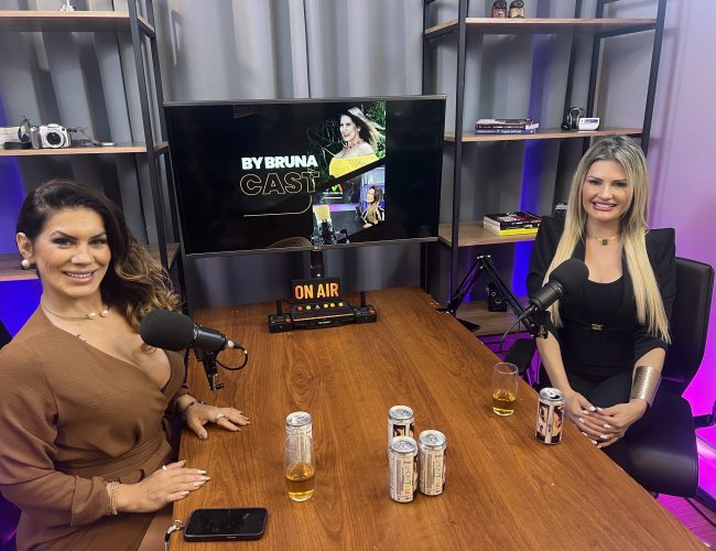 Ex-Banheira do Gugu, Bruna Ferraz, recebe Marina Smith em seu podcast e debate desafios das mulheres no universo digital e da moda