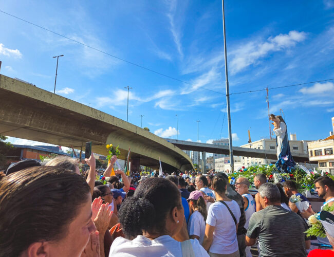 Devotos participam da procissão de Nossa Senhora dos Navegantes em Porto Alegre
