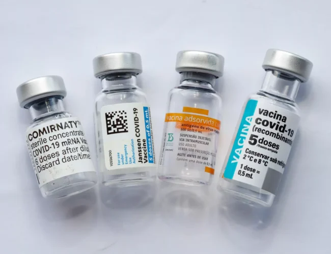Baixa procura da vacina contra a Covid ainda contribui para o aumento de mortes e internações no país