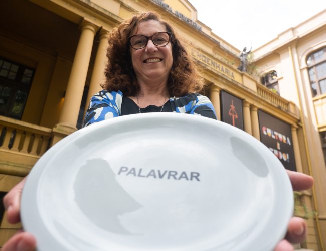 Elida Tessler inaugura obra no Centro Cultural da UFRGS.