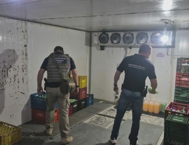 Operação de fiscalização resulta no fechamento de fábrica de sucos e na autuação de supermercados em Porto Alegre.