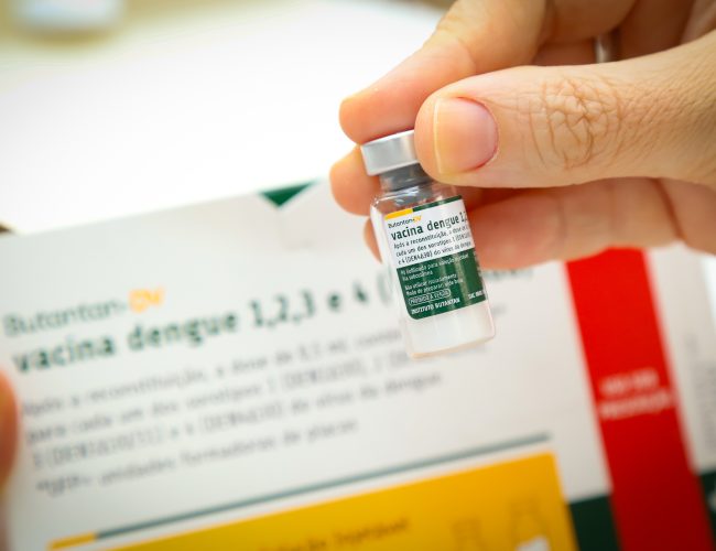Profissionais da saúde de Porto Alegre recebem vacina contra a dengue