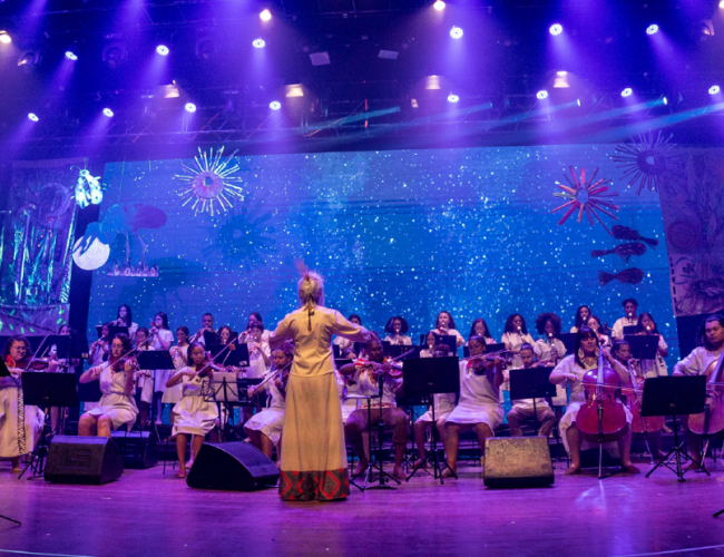 Orquestra Villa-Lobos celebra as raízes indígenas em apresentação vibrante