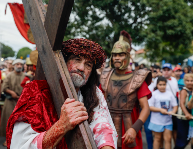 Encenação da Paixão de Cristo no Morro da Cruz de Porto Alegre aponta para questões de moradia em 2026.