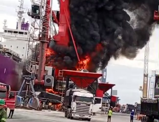 Fogo consome guindaste em operação de descarga de fertilizantes no Porto de Rio Grande
