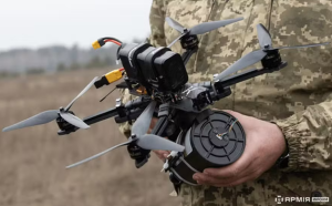 Veterano da Ucrânia supostamente ensina Comando Vermelho a operar drones pesados no Rio de Janeiro