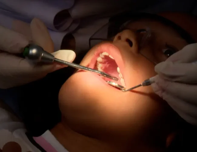 Julho Neon: Campanha busca elevar a consciência sobre cuidados dentários