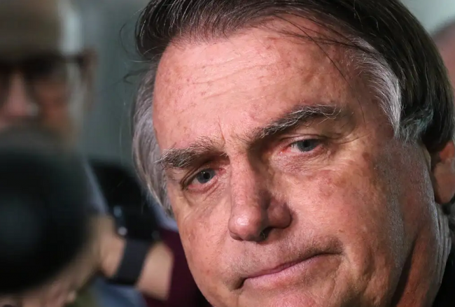 Carlos Bolsonaro revela que pai está passando por cirurgia no ombro