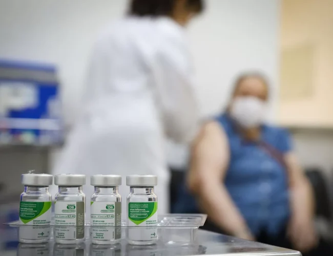 Rio Grande do Sul recebe nova remessa de vacinas diante do aumento de internações por gripe