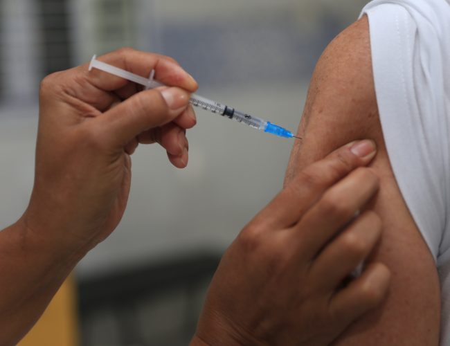 Porto Alegre sofre escassez de vacinas contra a Covid-19 para adolescentes a partir de 12 anos