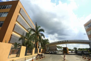 Anvisa suspende entrega de remédios para controle da pressão arterial e terapia do câncer