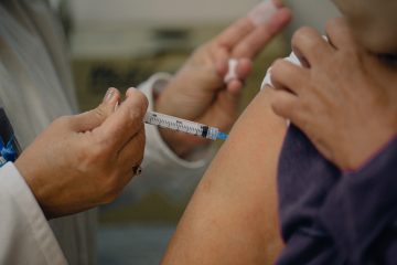 Novas versões de vacinas contra a covid-19 serão adaptadas para enfrentar variantes emergentes