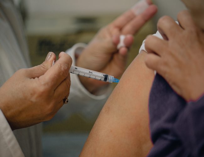 Novas versões de vacinas contra a covid-19 serão adaptadas para enfrentar variantes emergentes