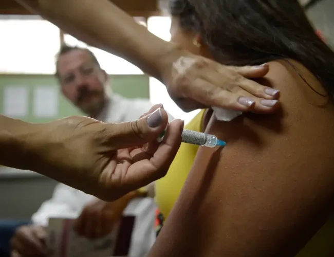 Prorrogação da imunização contra o HPV para jovens de 15 a 19 anos