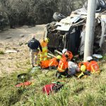 Carreta sai da pista na BR-448 e motorista sofre ferimentos leves