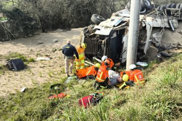 Carreta sai da pista na BR-448 e motorista sofre ferimentos leves