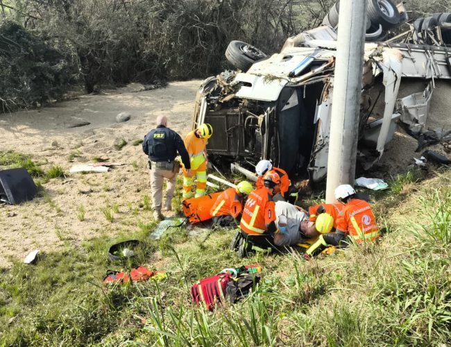Carreta sai da pista na BR-448 e motorista sofre ferimentos leves